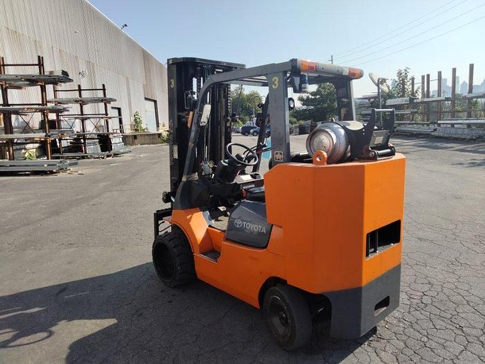 Used 10,000 POUND BOX CAR SPECIAL 7FGCU45-BCS TOYOTA FORKLIFT WITH 4 WAY VALVE (ROLL CLAMP COMPATIBLE)
