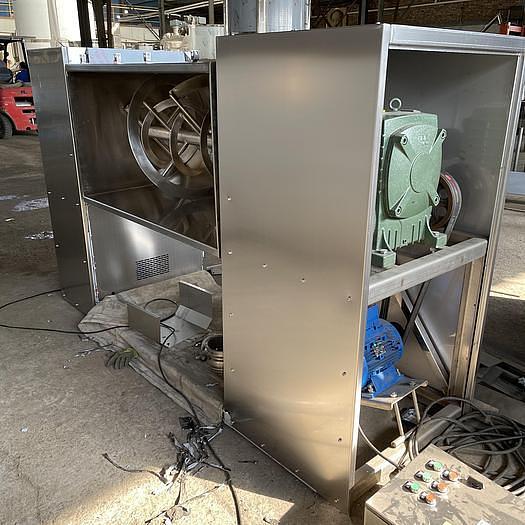 Electric tilting ribbon blender