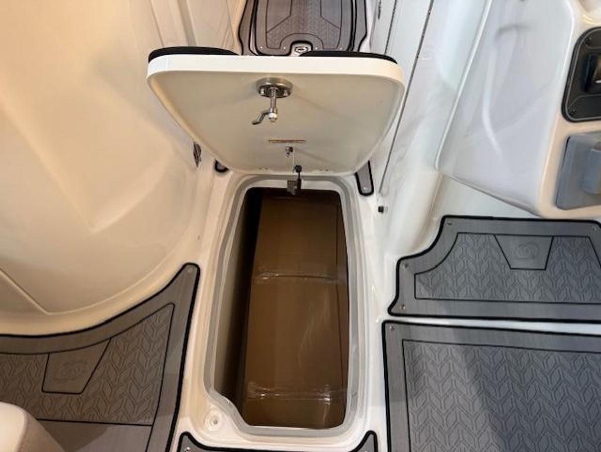 2026 Hurricane SunDeck 2400 OB