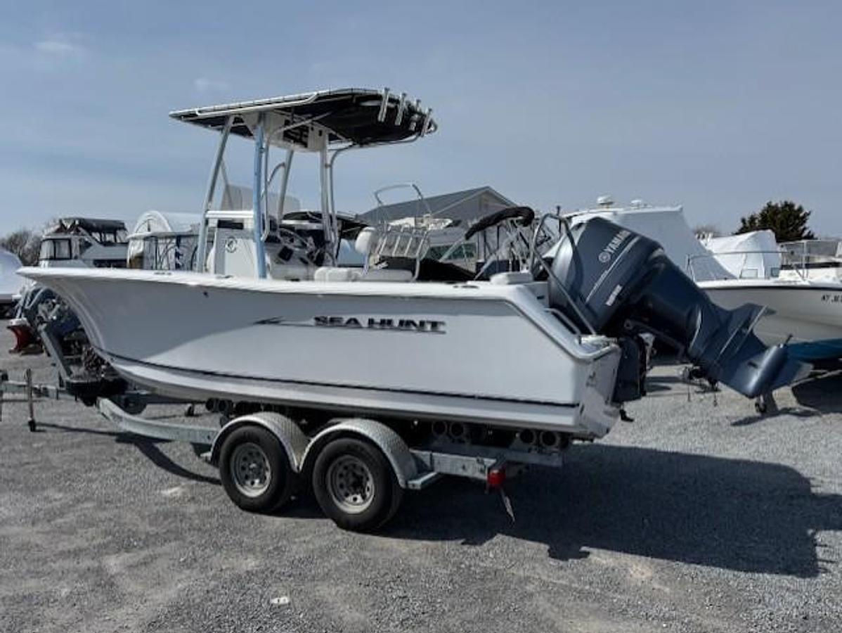 Used 2012 Sea Hunt Triton 225