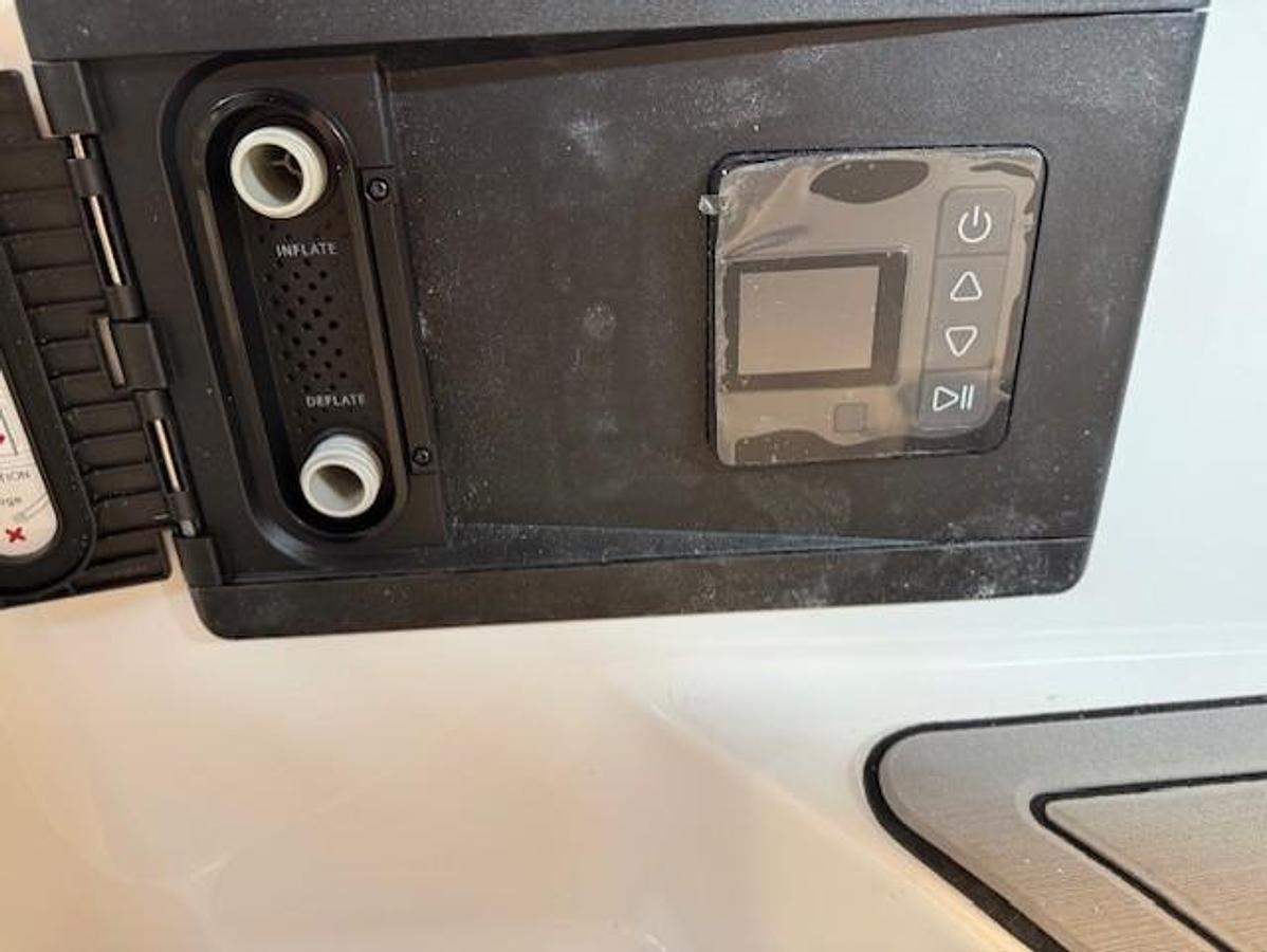 2026 Hurricane SunDeck 2400 OB