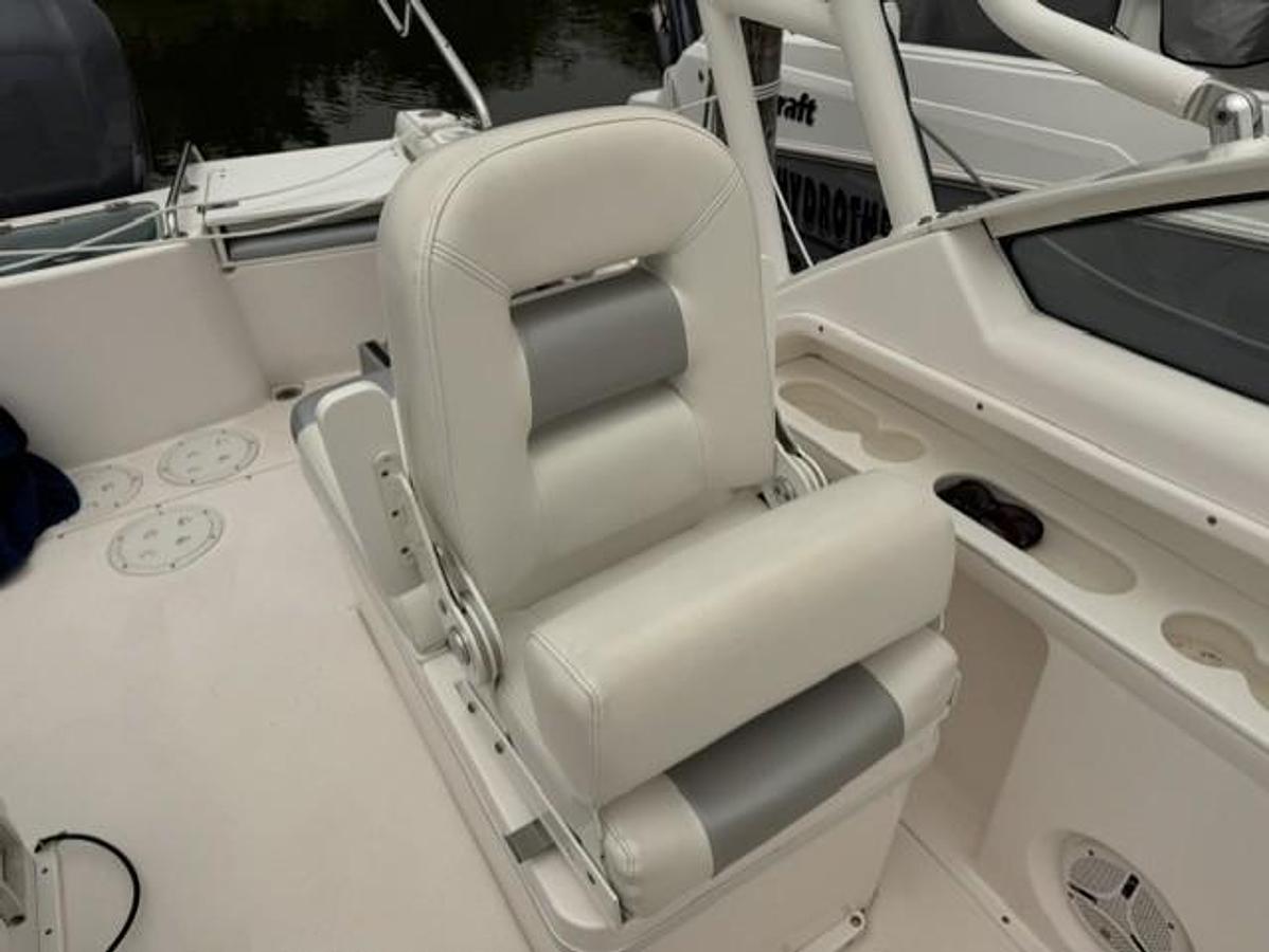 Used 2012 Everglades 230 DC