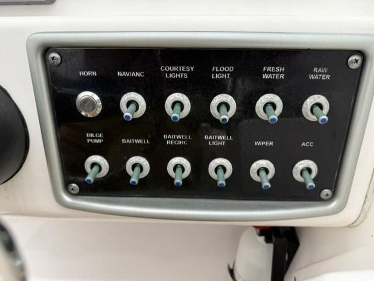 Used 2012 Everglades 230 DC