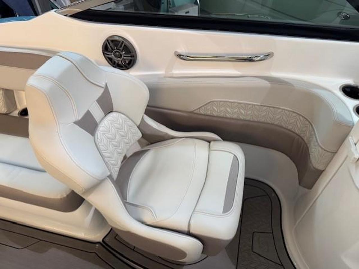 2026 Hurricane SunDeck 2400 OB