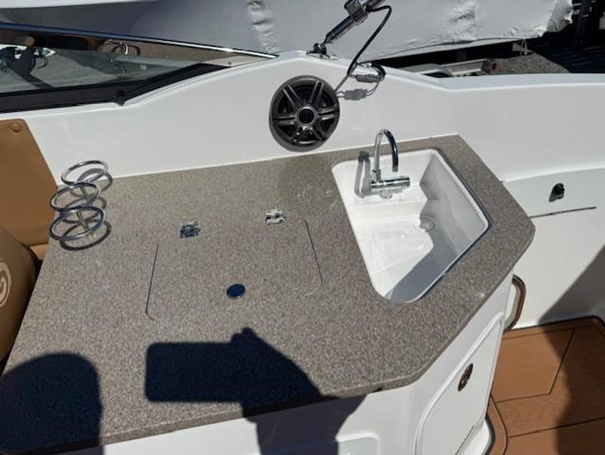 2026 Hurricane SunDeck 2690 OB