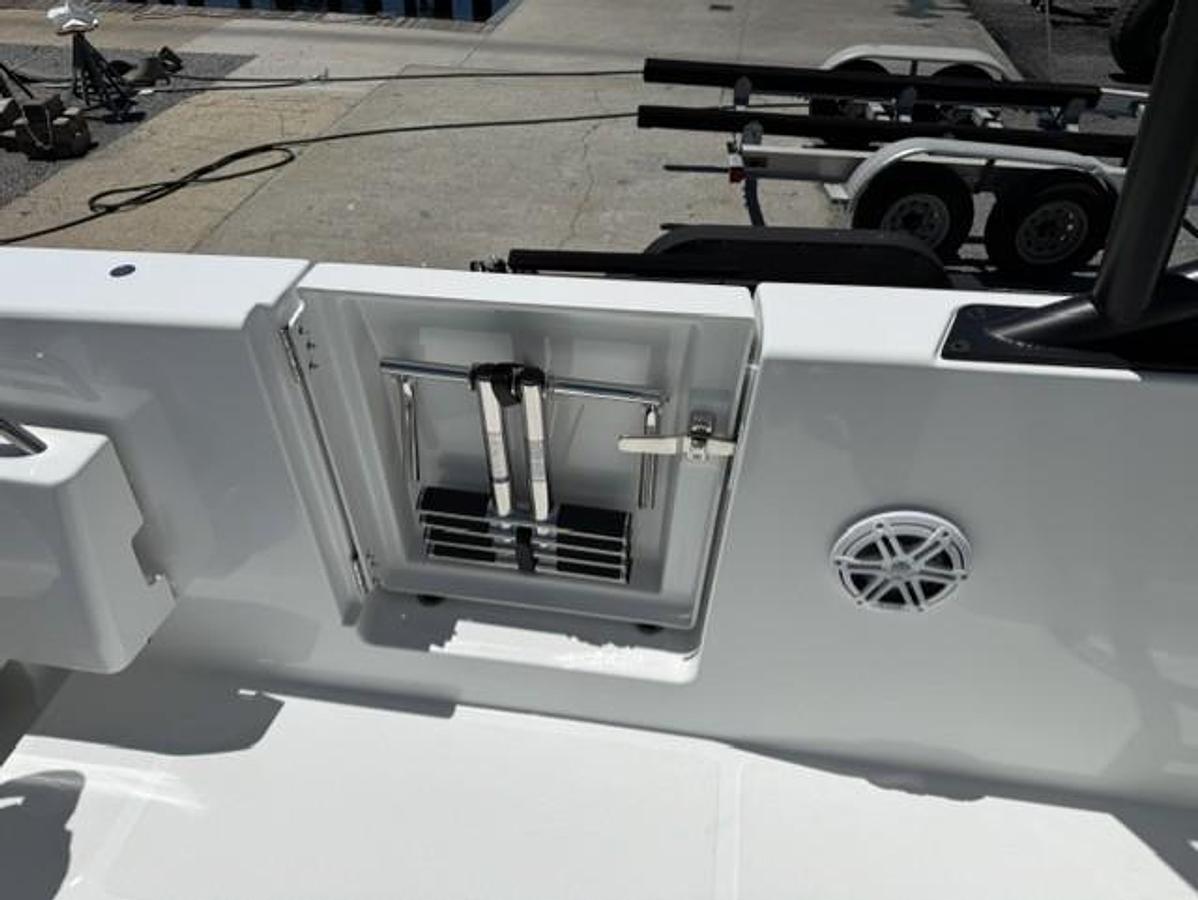 2027 Wellcraft 28 T-Top - Lounge
