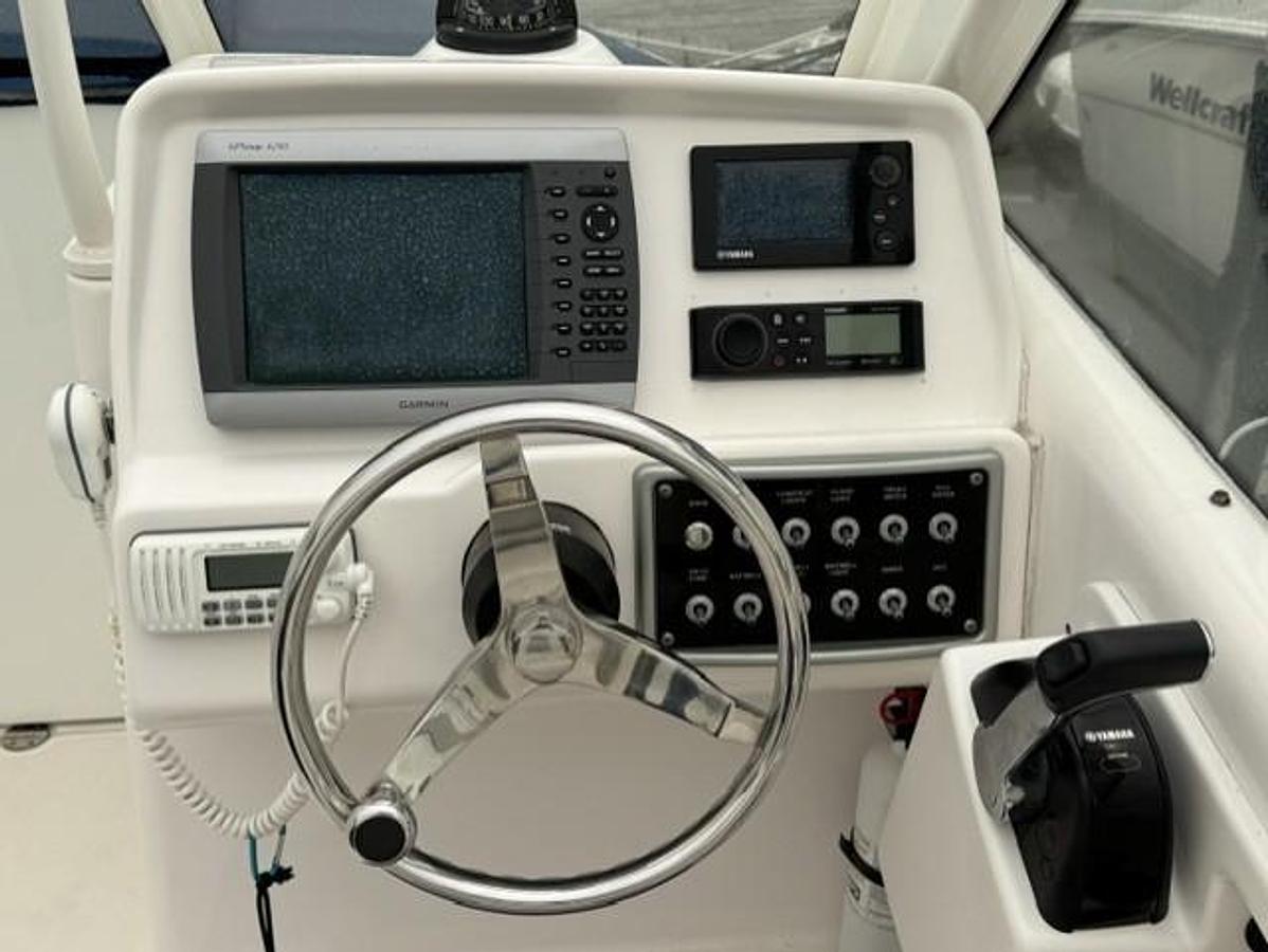 Used 2012 Everglades 230 DC
