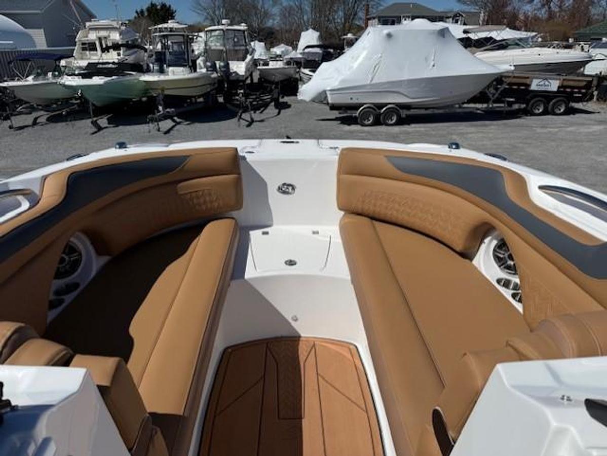 2026 Hurricane SunDeck 2690 OB