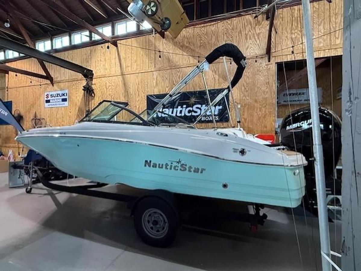 2023 NauticStar 203 DC Sport Deck Boat
