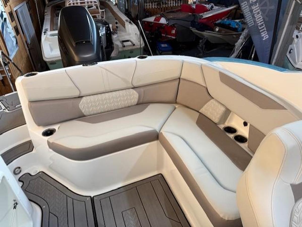 2026 Hurricane SunDeck 2400 OB