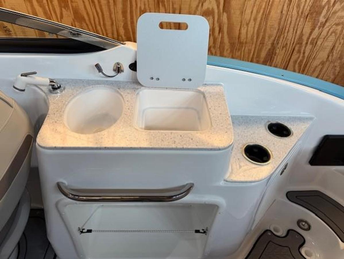 2026 Hurricane SunDeck 2400 OB