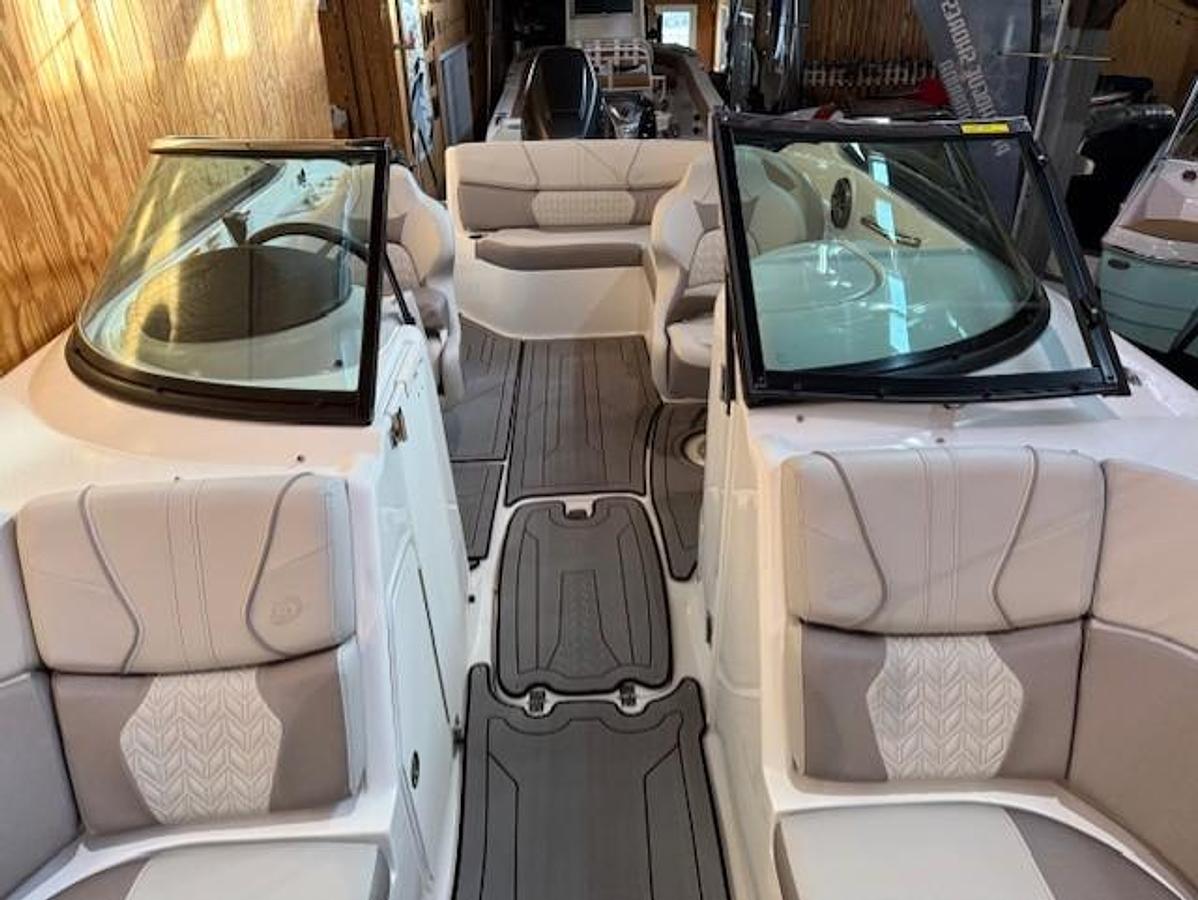 2026 Hurricane SunDeck 2400 OB