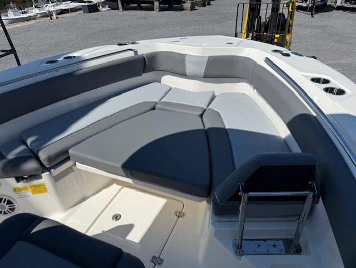 2023 NauticStar 242L Offshore