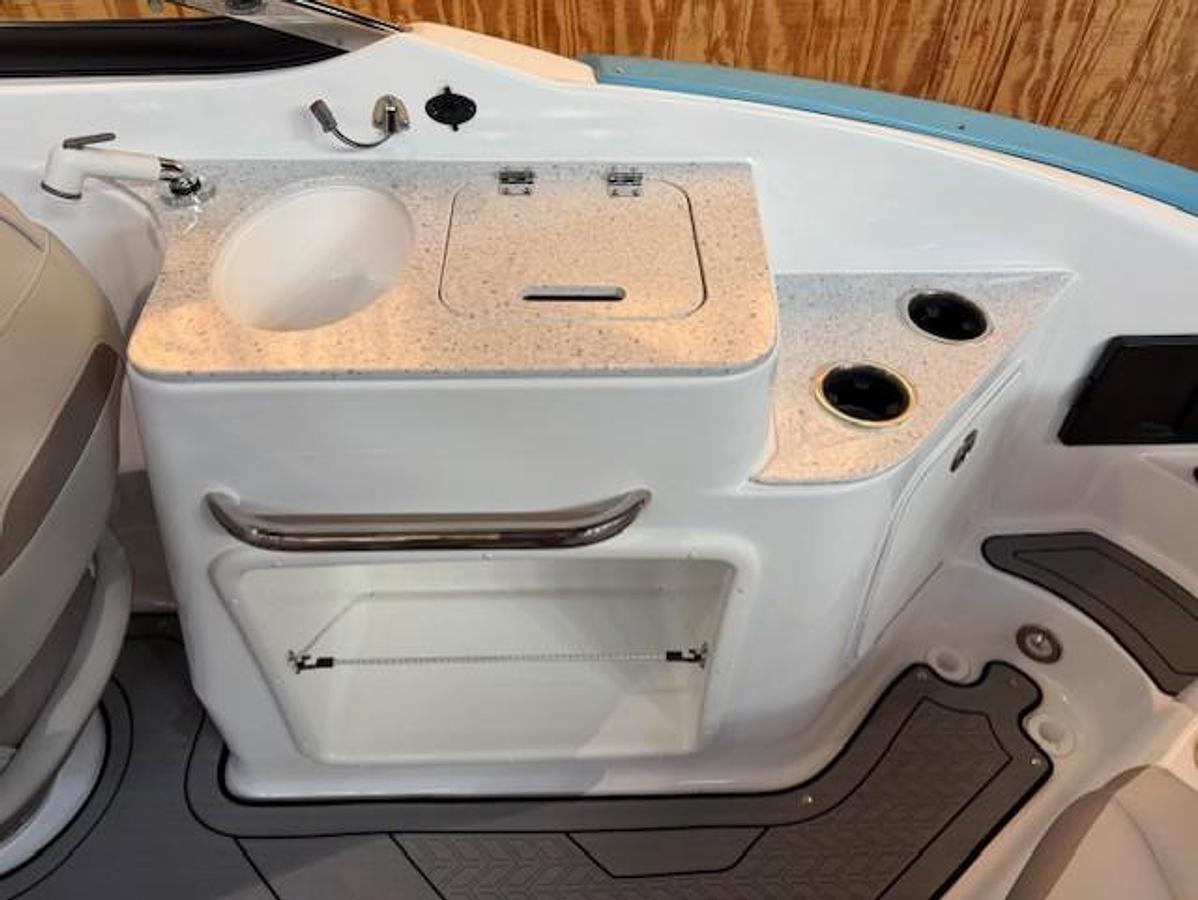 2026 Hurricane SunDeck 2400 OB