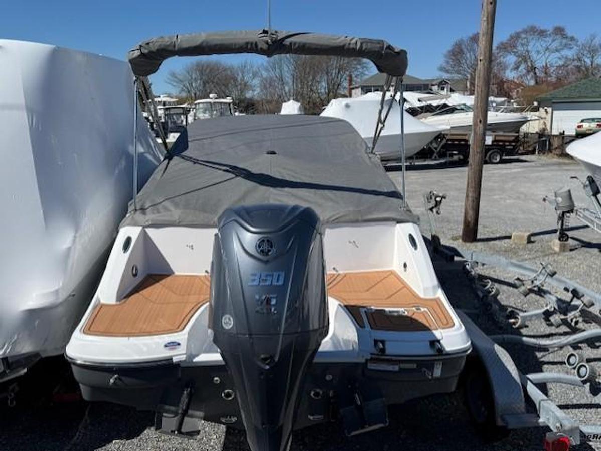 2026 Hurricane SunDeck 2690 OB