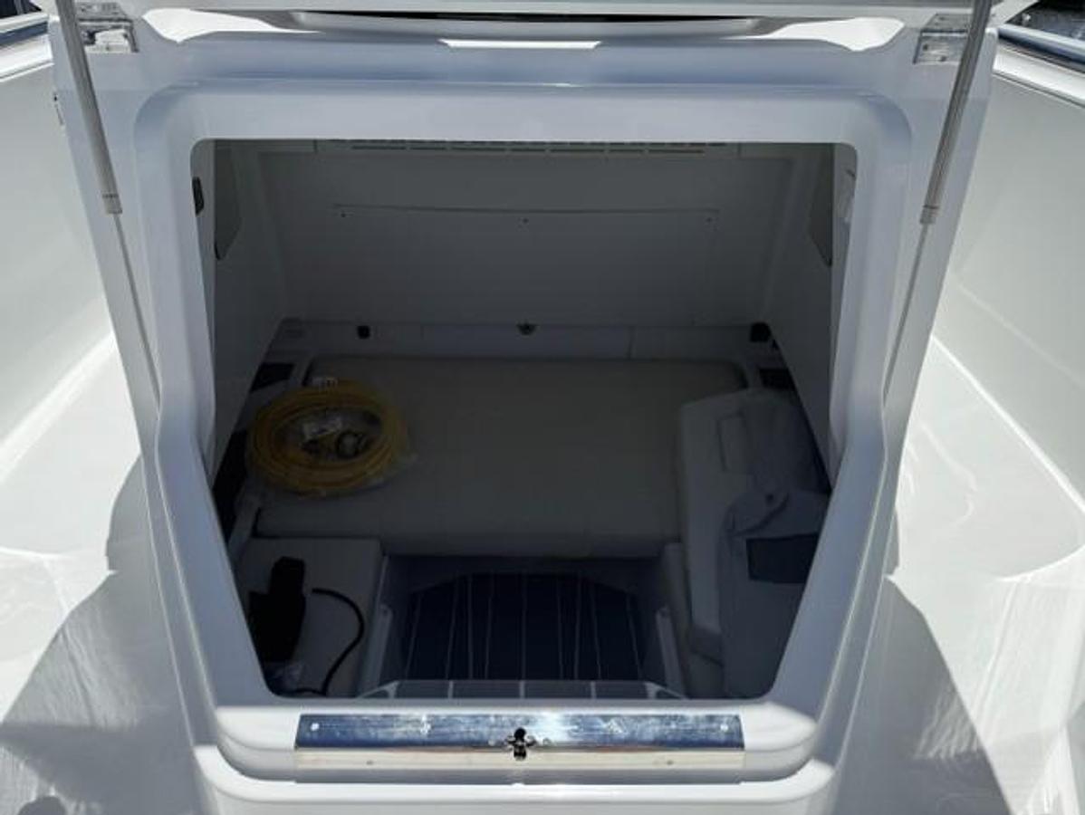 2027 Wellcraft 28 T-Top - Lounge