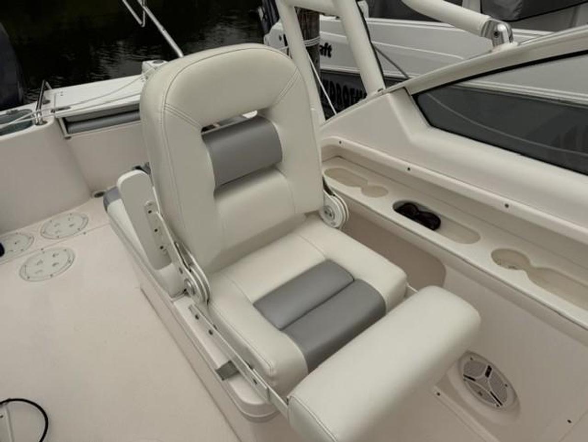 Used 2012 Everglades 230 DC