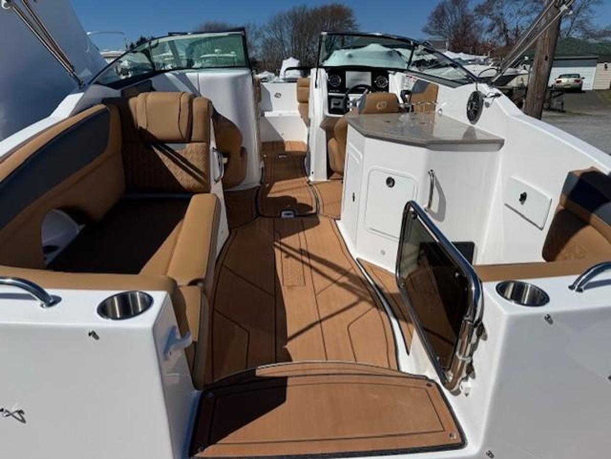2026 Hurricane SunDeck 2690 OB