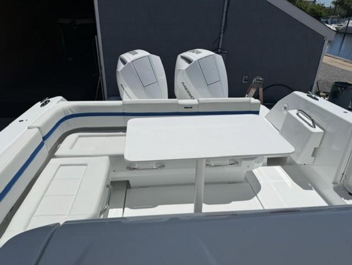 2027 Wellcraft 28 T-Top - Lounge