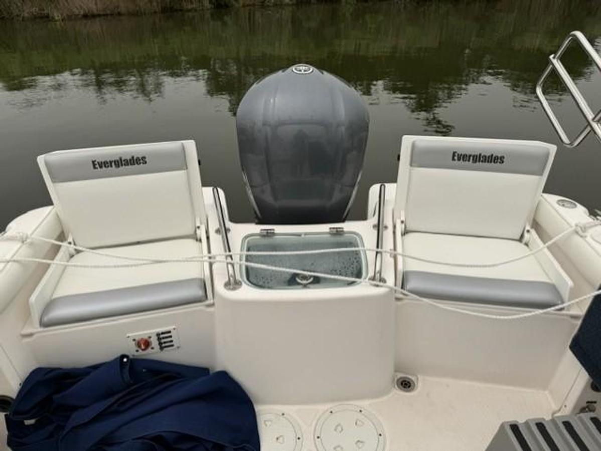 Used 2012 Everglades 230 DC