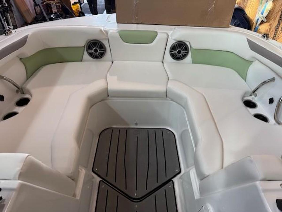 2026 Hurricane SunDeck 2050 OB