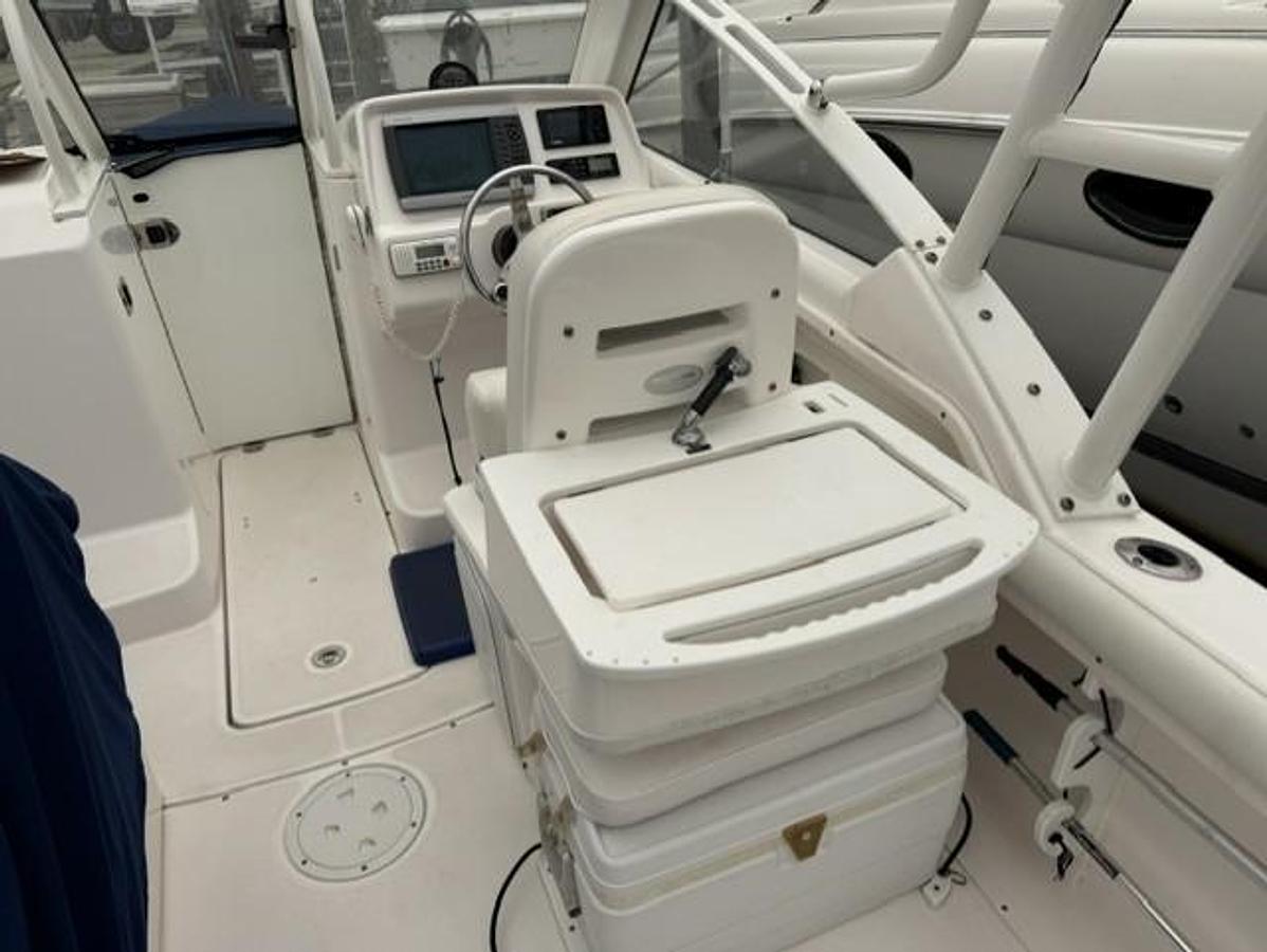 Used 2012 Everglades 230 DC
