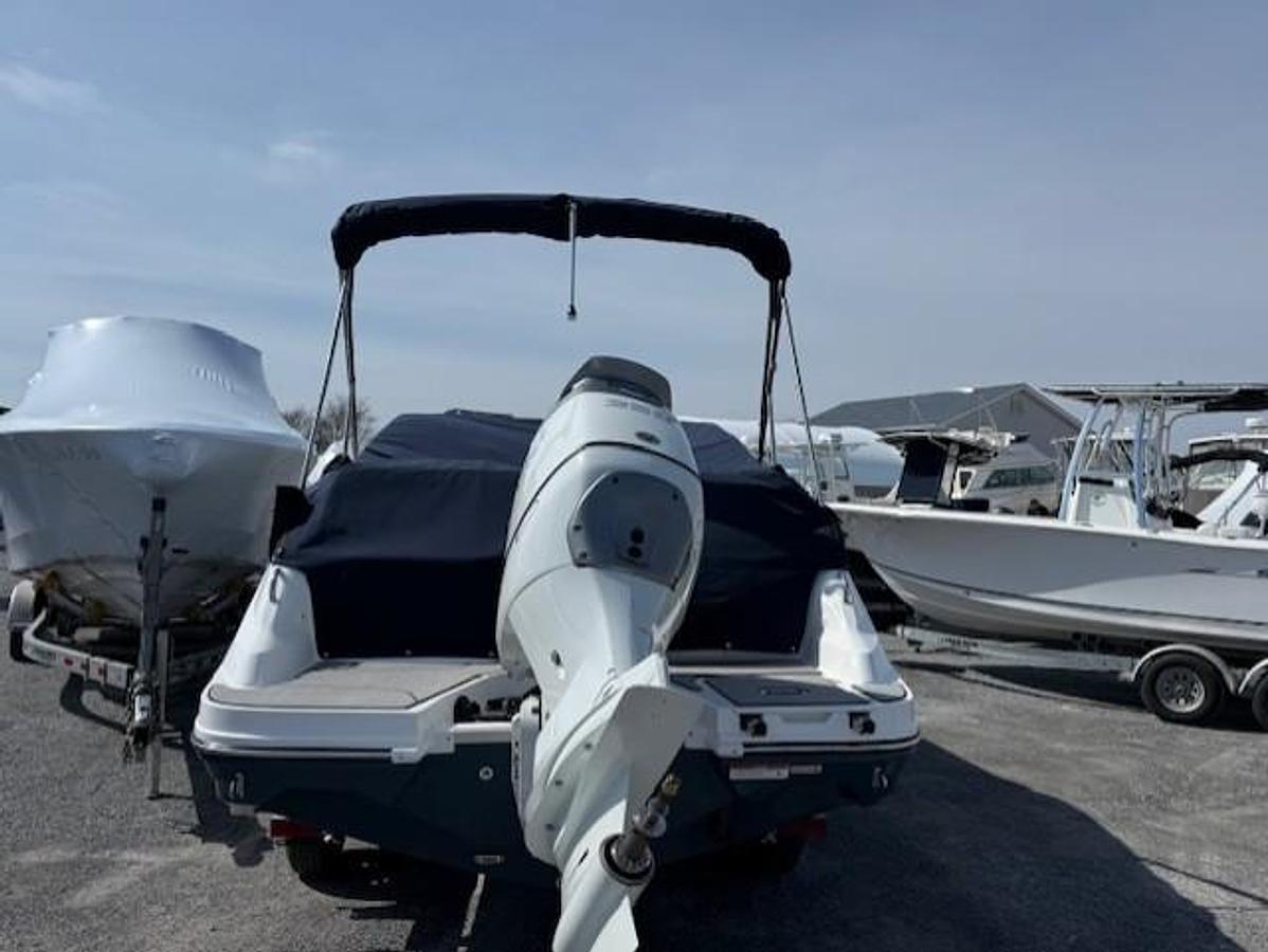 2026 Hurricane SunDeck 2600 OB