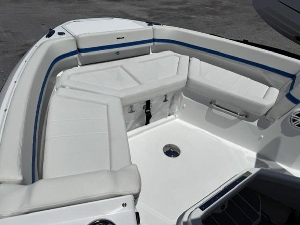 2027 Wellcraft 28 T-Top - Lounge
