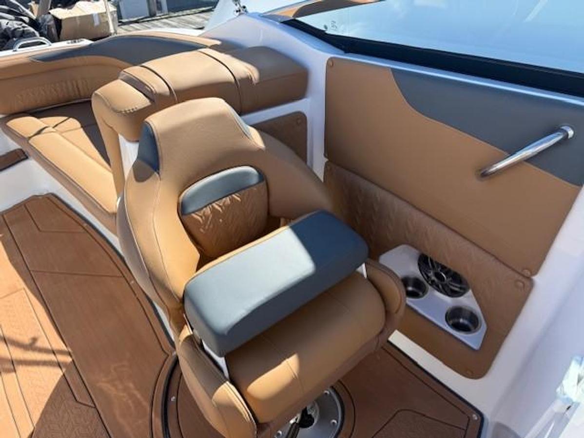 2026 Hurricane SunDeck 2690 OB