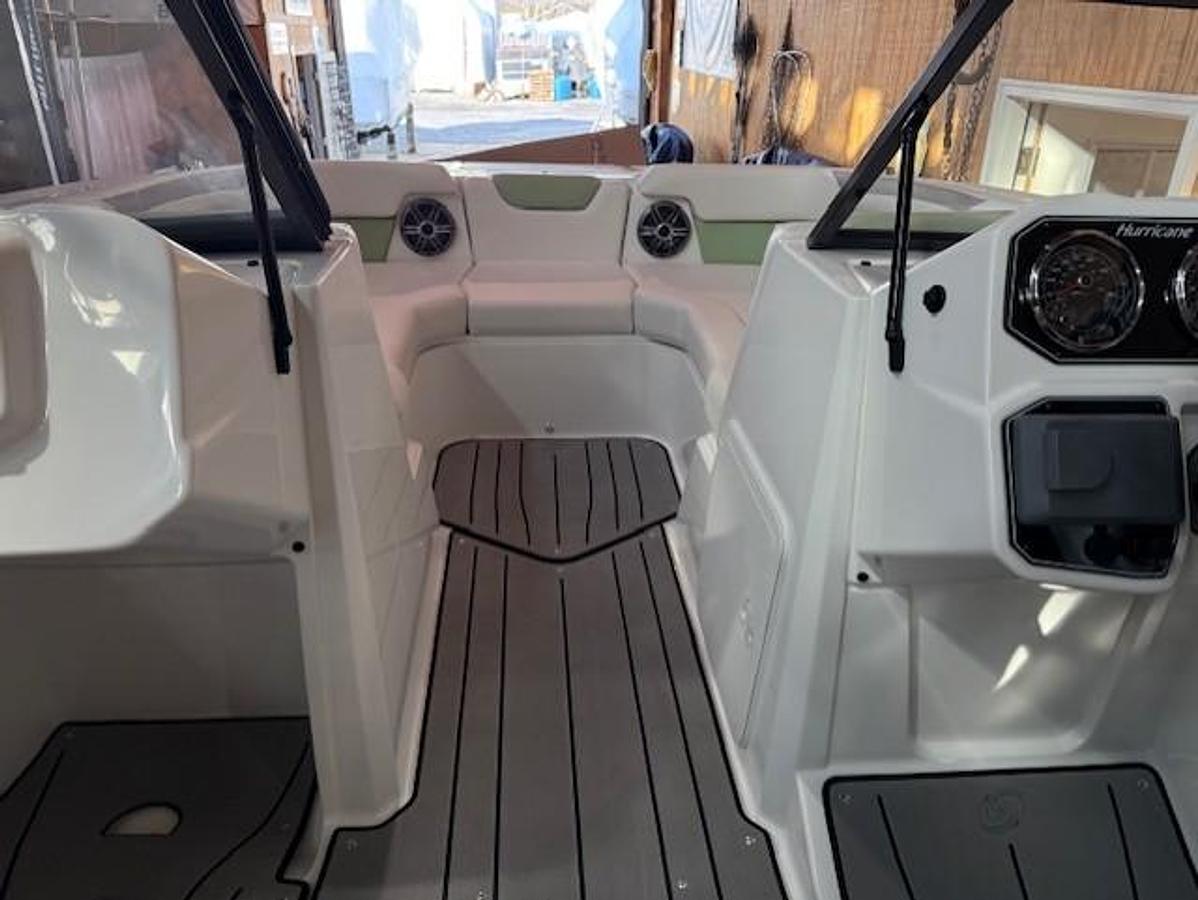 2026 Hurricane SunDeck 2050 OB