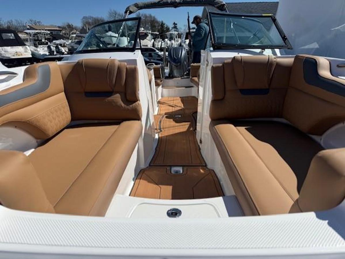 2026 Hurricane SunDeck 2690 OB