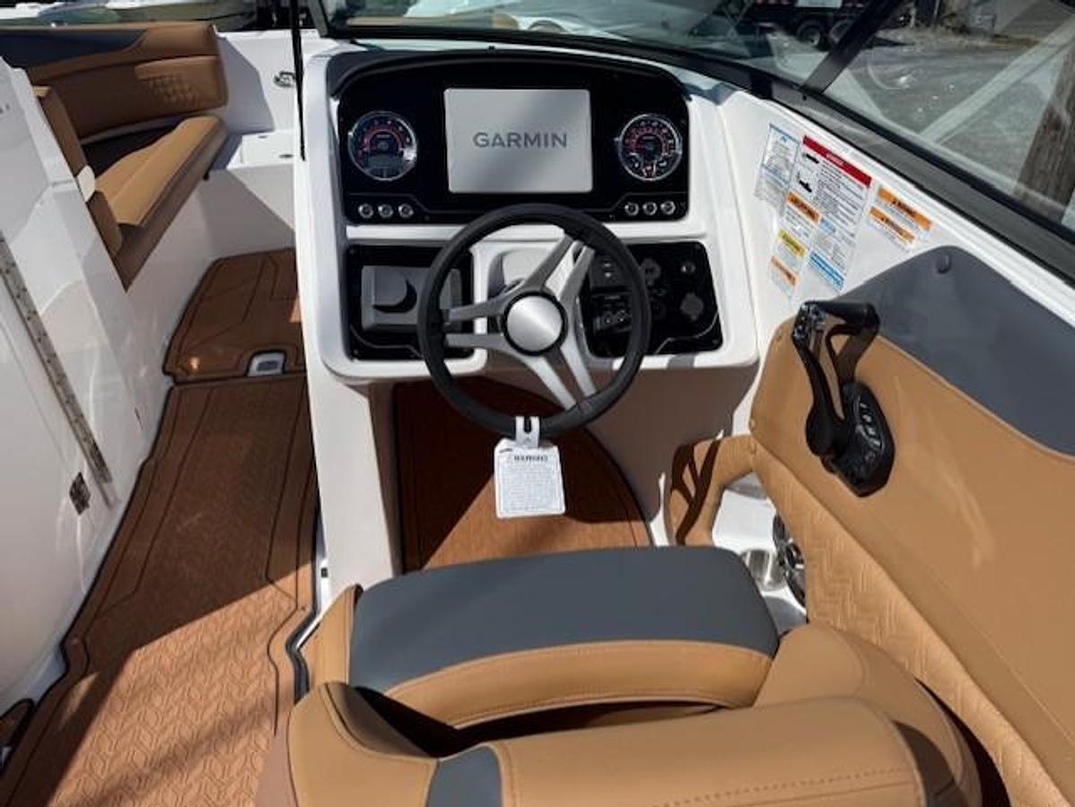 2026 Hurricane SunDeck 2690 OB