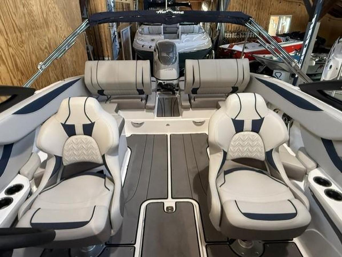2026 Hurricane SunDeck 2600 OB