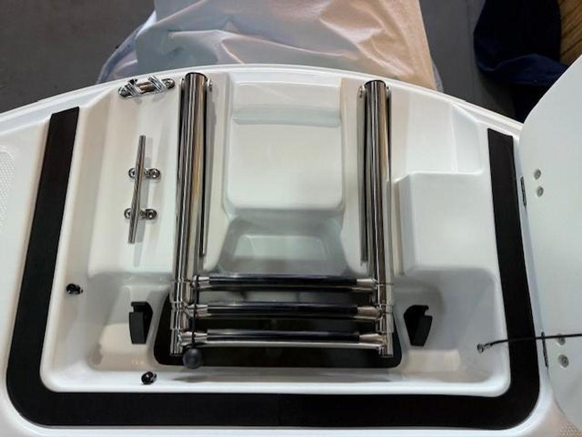 2026 Hurricane SunDeck 2050 OB