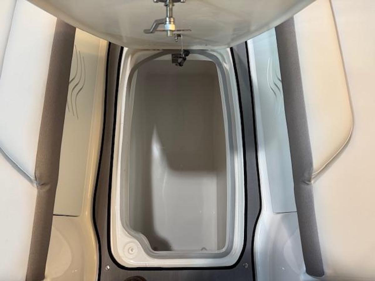 2026 Hurricane SunDeck 2400 OB