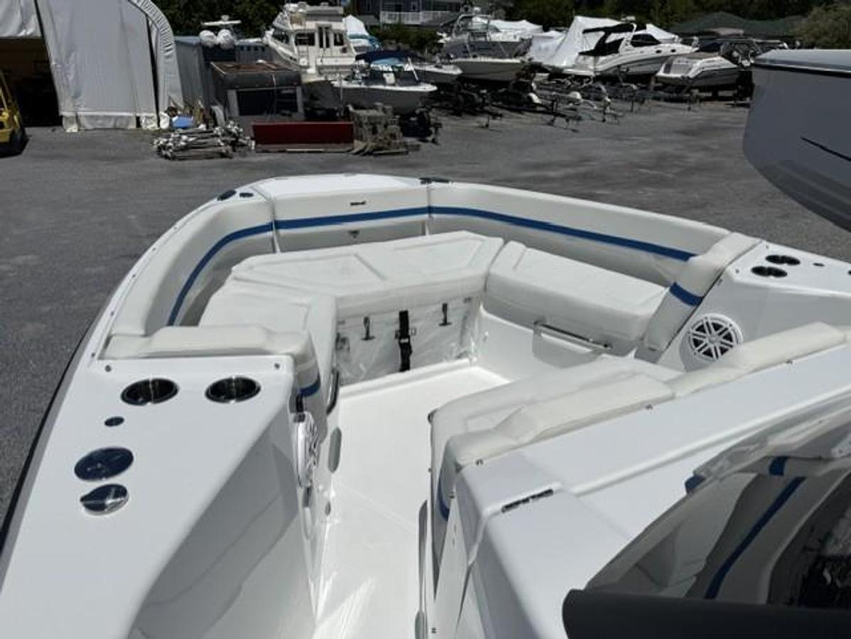 2027 Wellcraft 28 T-Top - Lounge