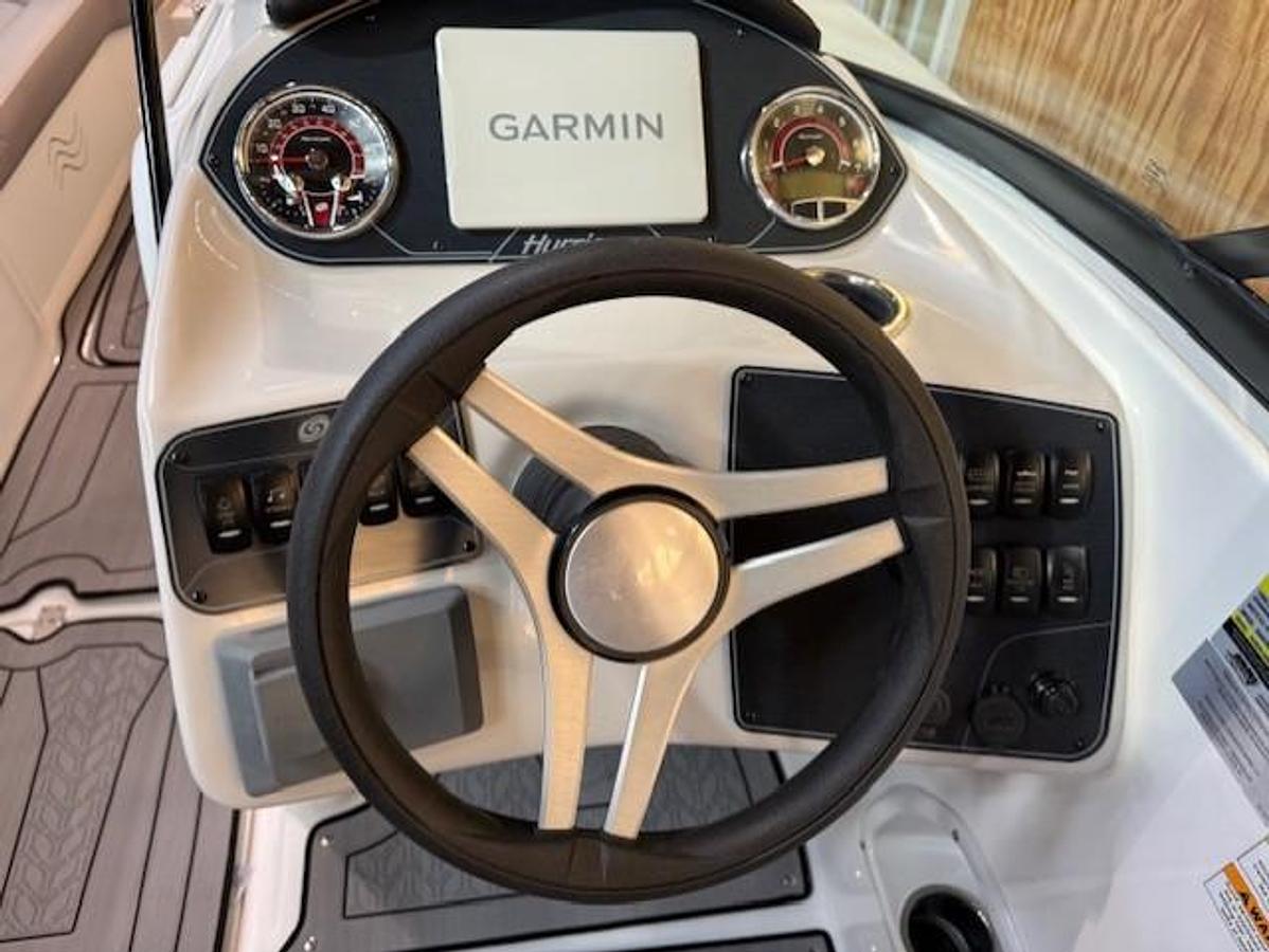 2026 Hurricane SunDeck 2400 OB