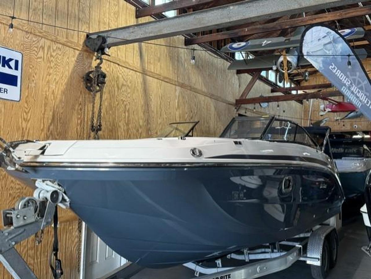 2026 Hurricane SunDeck 2600 OB