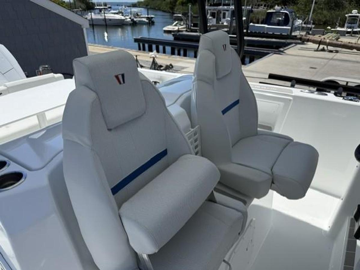 2027 Wellcraft 28 T-Top - Lounge