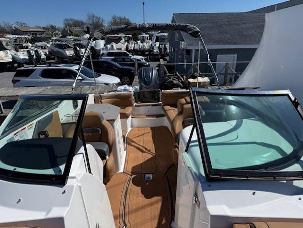 2026 Hurricane SunDeck 2690 OB