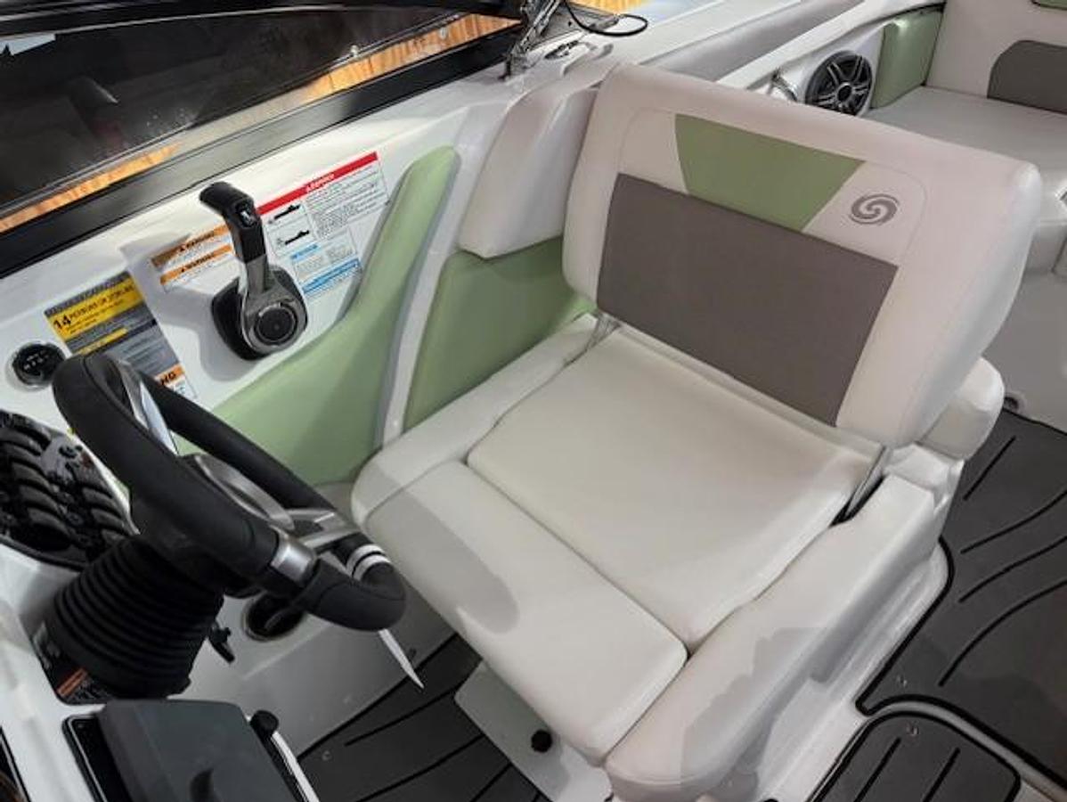 2026 Hurricane SunDeck 2050 OB