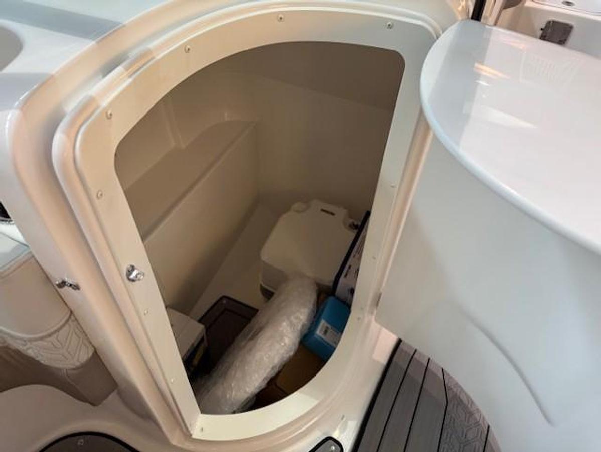 2026 Hurricane SunDeck 2400 OB