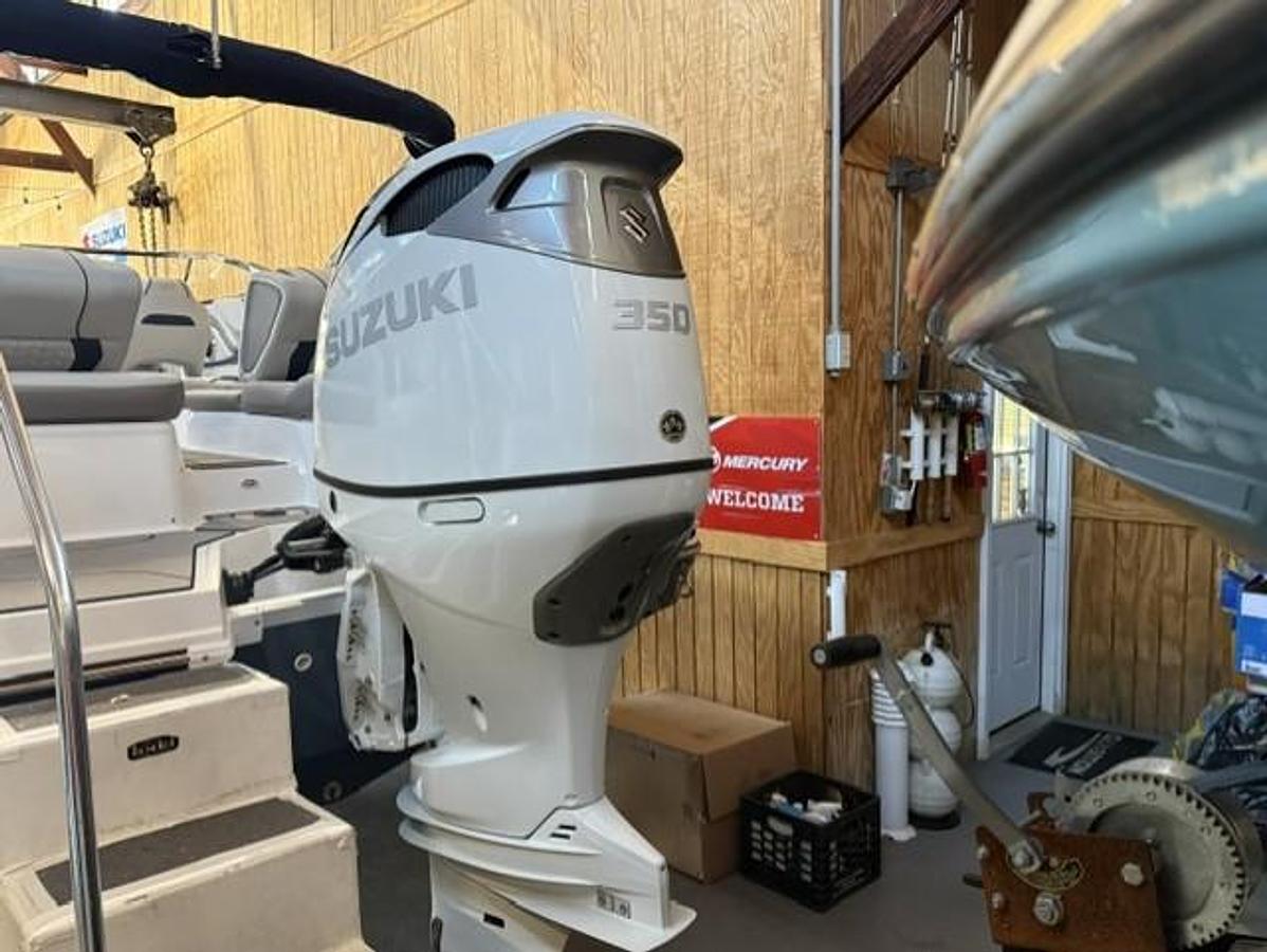 2026 Hurricane SunDeck 2600 OB