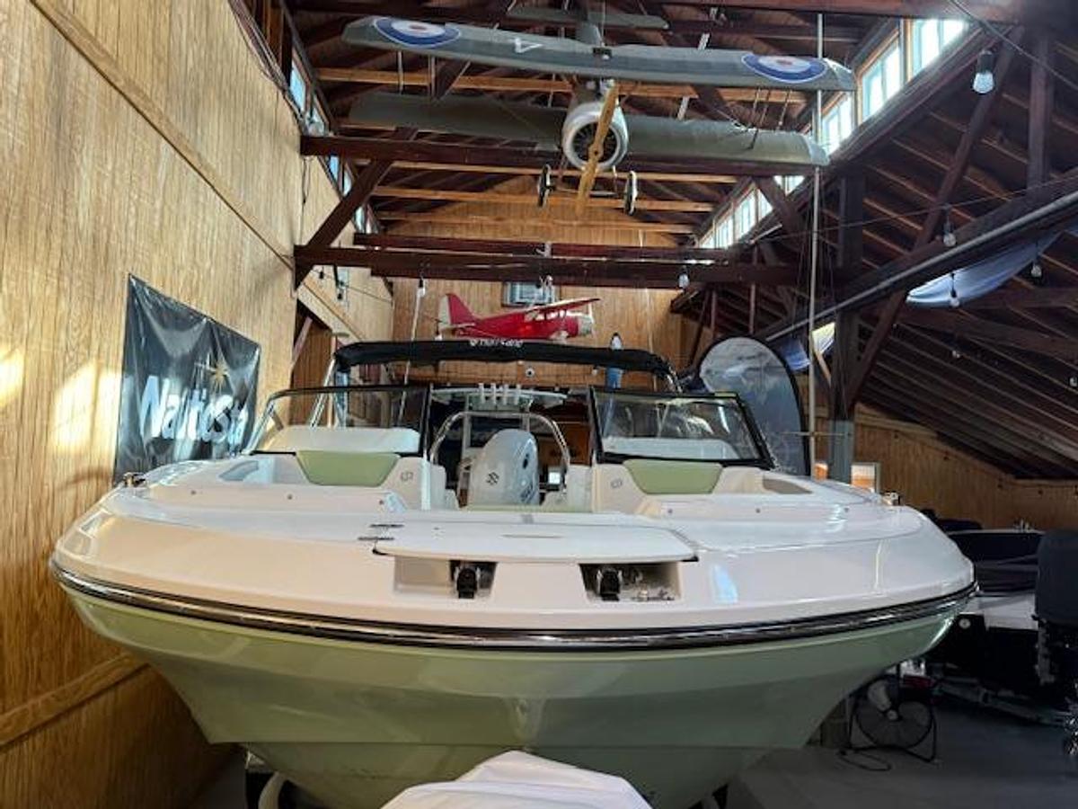 2026 Hurricane SunDeck 2050 OB
