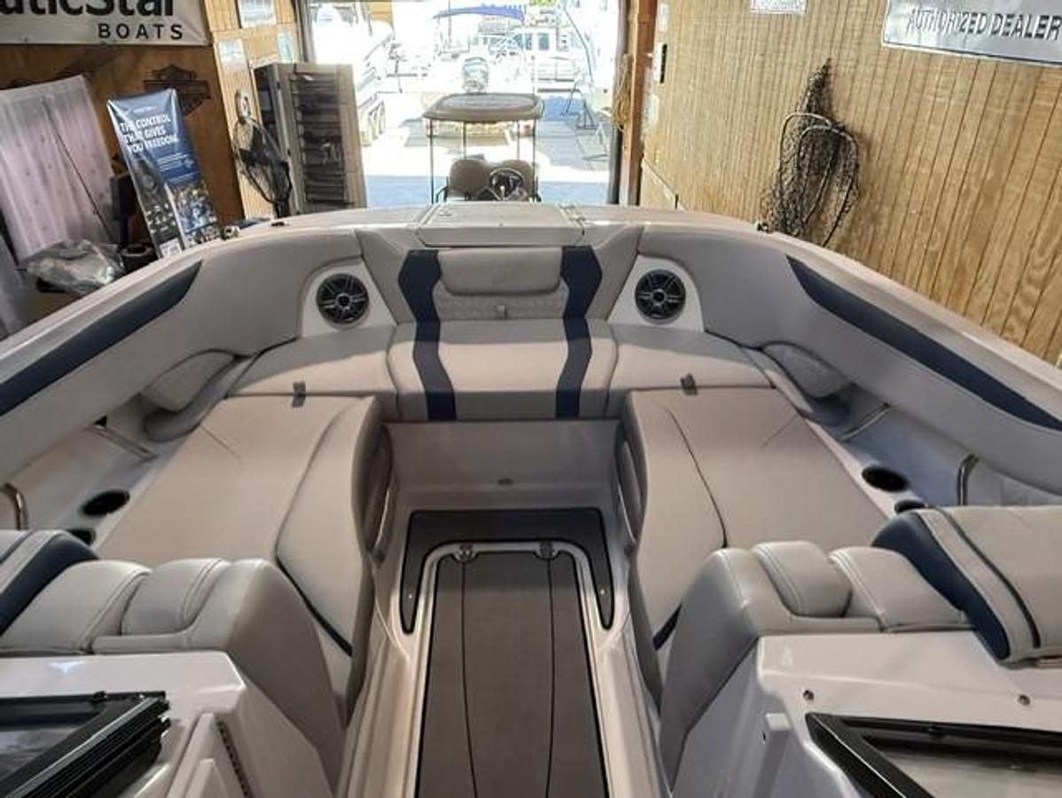 2026 Hurricane SunDeck 2600 OB