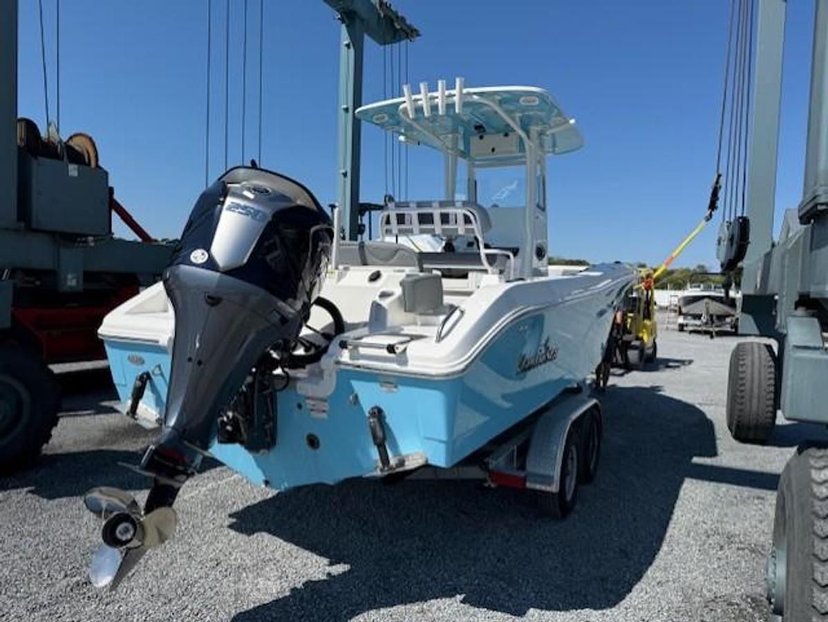 2023 NauticStar 242L Offshore