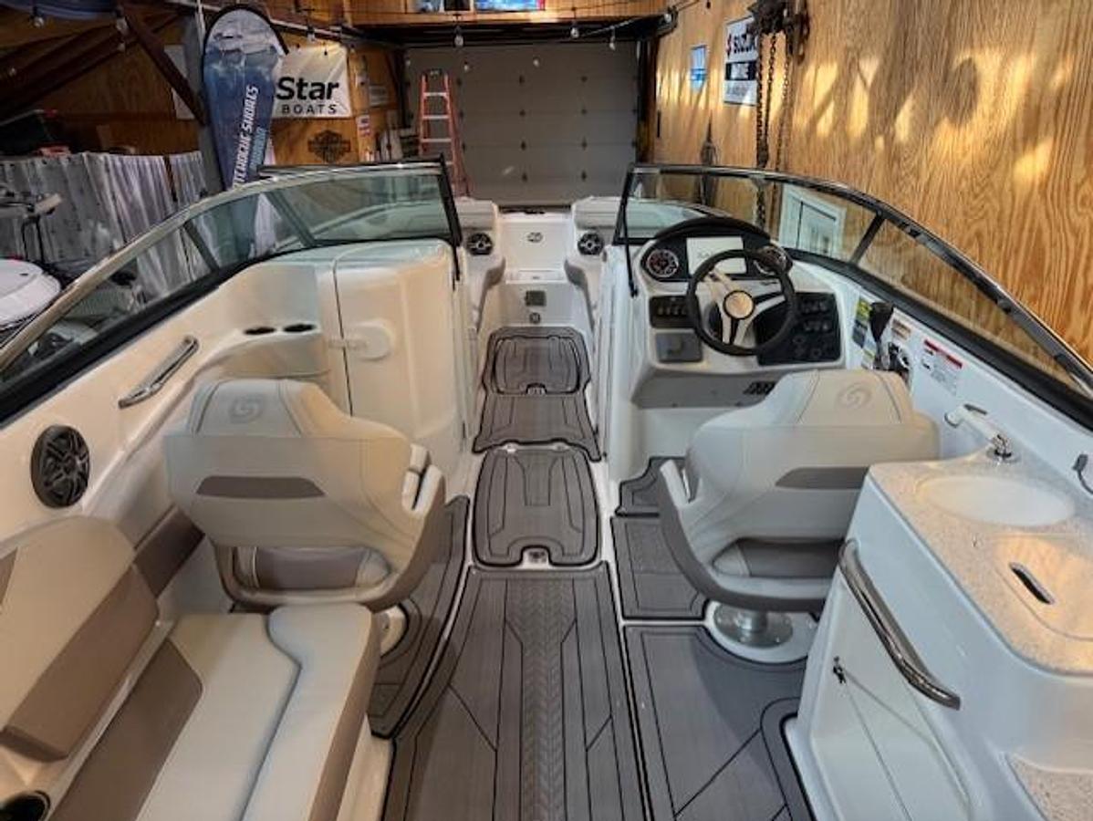 2026 Hurricane SunDeck 2400 OB