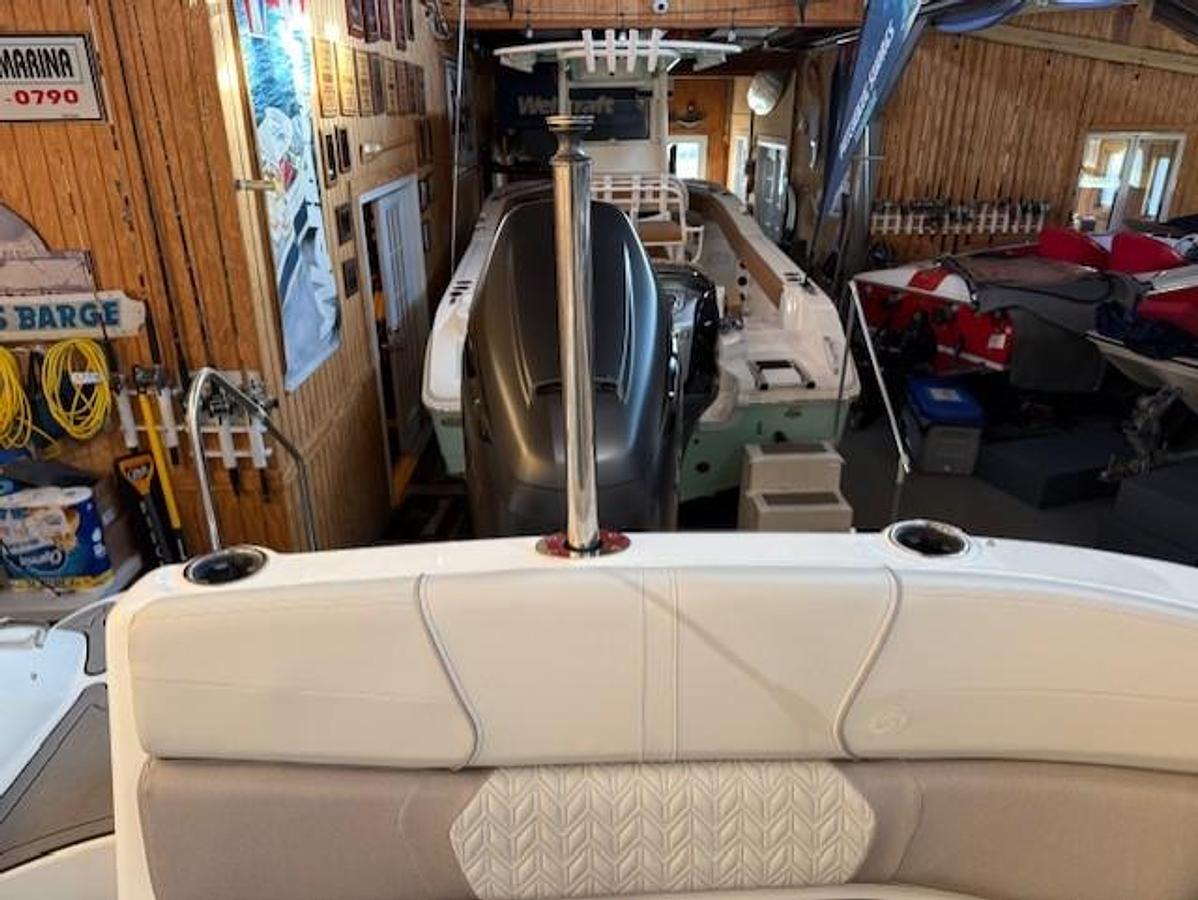 2026 Hurricane SunDeck 2400 OB