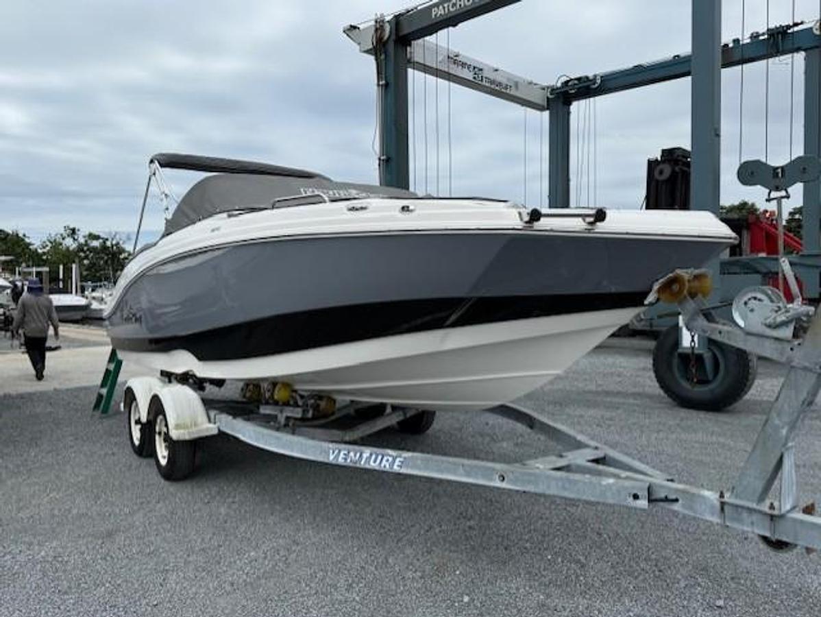 2023 NauticStar 223 DC