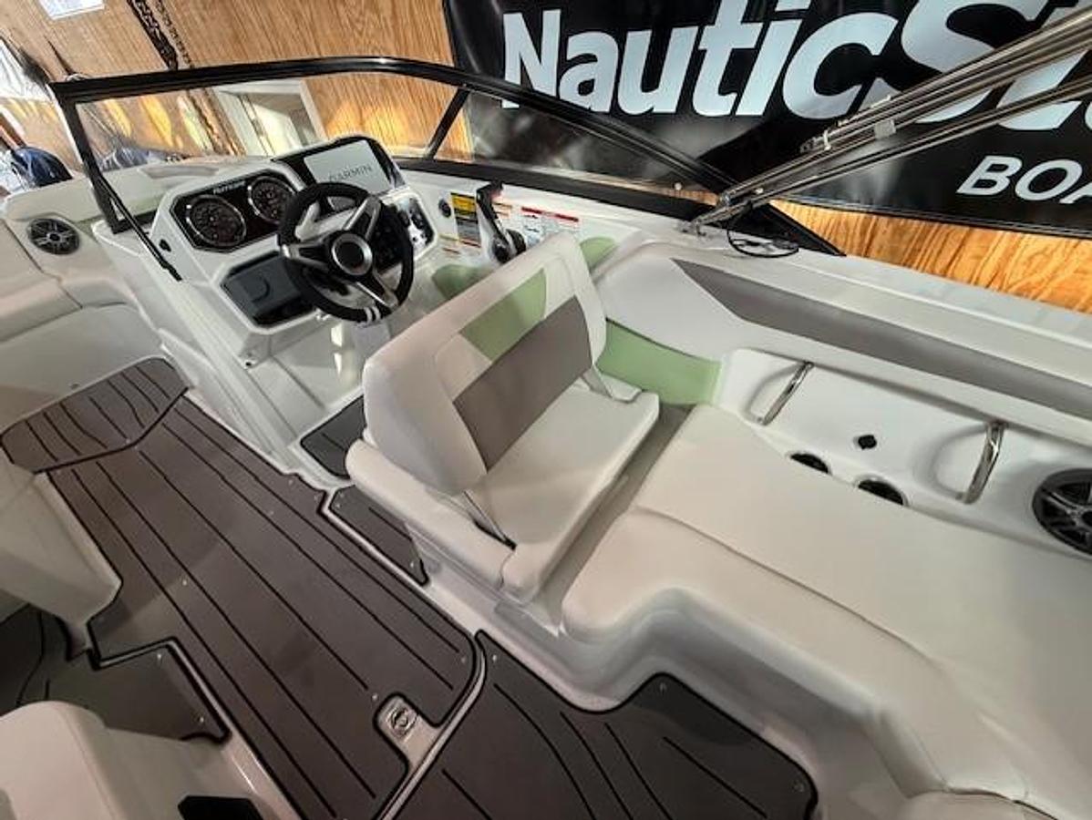 2026 Hurricane SunDeck 2050 OB